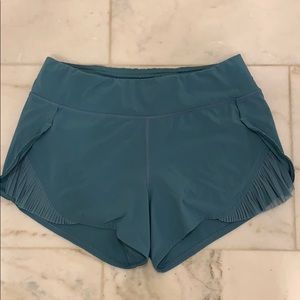 Lulu play off the pleats shorts 3”, size 4